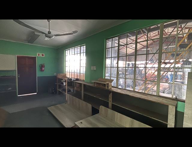 380M² WAREHOUSE TO LET IN JET PARK